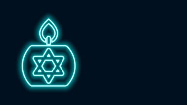 Parlak neon çizgisi. David ikonu yıldızının siyah arka planda izole edildiği şamdanda mum yakıyor. Silindirik mum çubuğu ve yanan ateş. 4K Video hareketli grafik canlandırması