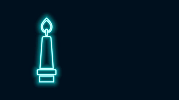 Glowing neon line Burning candle in candlestick icon isolated on black background. Old fashioned lit candle. Cylindrical candle stick with burning flame. 4K Video motion graphic animation — Stock Video
