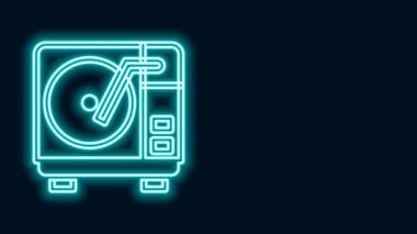 Siyah arkaplanda izole edilmiş vinil disk simgesi olan parlak neon çizgili Vinil oynatıcı. 4K Video hareketli grafik canlandırması