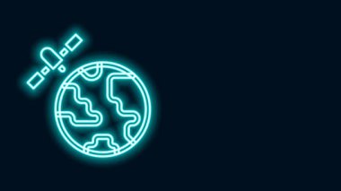 Dünya 'nın yörüngesindeki parlak neon hattı yapay uydular dış uzay ikonunda siyah arkaplanda izole edilmiş. İletişim, navigasyon konsepti. 4K Video hareketli grafik canlandırması