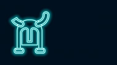 Siyah arka planda izole edilmiş boynuzlu miğfer ikonuyla parlayan neon hattı Viking. 4K Video hareketli grafik canlandırması