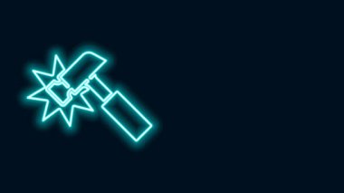 Parlayan neon hattı Çekiç simgesi siyah arkaplanda izole edildi. Tamir için bir araç. 4K Video hareketli grafik canlandırması