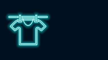 Parlayan neon hattı siyah arkaplanda giysileri kurutma simgesi izole edildi. Temiz gömlek. Çamaşırları çamaşır mandallarıyla iple yıka. Kıyafet bakımı ve düzenlilik. 4K Video hareketli grafik canlandırması