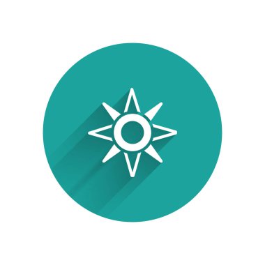 Beyaz Rüzgar gül ikonu uzun gölgeli izole. Seyahat için pusula simgesi. Navigasyon tasarımı. Yeşil daire düğmesi. Vektör.