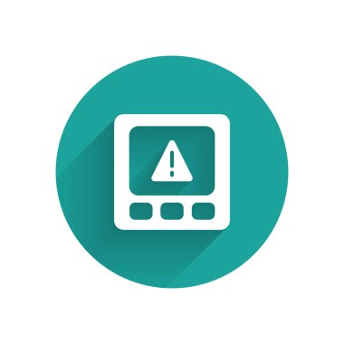 Beyaz GPS aygıtı hata simgesi uzun gölgede izole edildi. Yeşil daire düğmesi. Vektör.