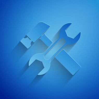 Kağıt kesiği çekiç ve anahtar simgesi mavi arka planda izole edilmiş. Donanım aletleri. Kağıt sanatı tarzı. Vektör.