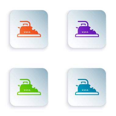 Beyaz arkaplanda izole edilmiş renkli elektrikli demir ikonu. Buhar ütüsü. Kare düğmelere renkli simgeleri yerleştir. Vektör.