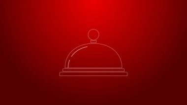 Kırmızı arka planda izole edilmiş bir tepsi yiyecek ikonu ile kaplı yeşil çizgi. Tepsi ve kapak işareti. Kapaklı bir restoran saati. Mutfak eşyaları sembolü. 4K Video hareketli grafik canlandırması