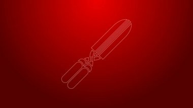 Kırmızı arkaplanda izole edilmiş simgeyi budamak için yeşil çizgili el yapımı makas. Ahşap saplı budama makası. 4K Video hareketli grafik canlandırması