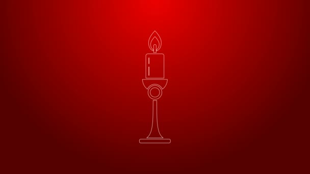 Línea verde Vela ardiente en el icono del candelero aislado sobre fondo rojo. Vela encendida a la antigua. Vara cilíndrica con llama ardiente. Animación gráfica de vídeo 4K — Vídeo de stock