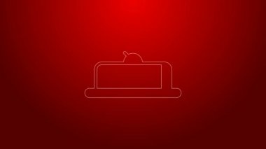 Yeşil çizgili çilekli cheesecake dilimi ve kırmızı arka planda meyveli pasta ikonu. 4K Video hareketli grafik canlandırması