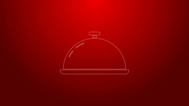 Línea verde Cubierta con una bandeja de alimento icono aislado sobre fondo rojo. Bandeja y letrero de tapa. Restaurante cloche con tapa. Símbolo de utensilios de cocina. Animación gráfica de vídeo 4K — Vídeo de stock