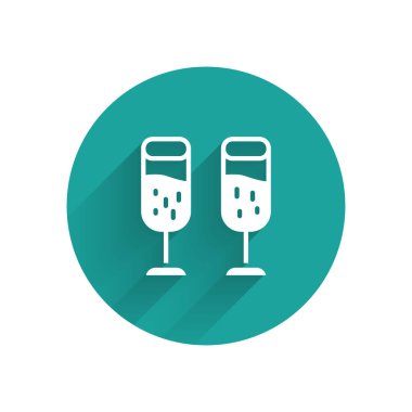 Uzun gölgeli beyaz şampanya ikonu. Mutlu Noeller ve mutlu yıllar. Yeşil daire düğmesi. Vektör.