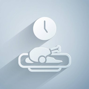 Kağıt kesiği Gri arka planda yiyecek zaman simgesi izole. Yemek zamanı. Kağıt sanatı tarzı. Vektör.