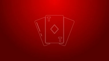 Kırmızı arkaplanda yeşil çizgili elmas sembollü oyun kartı. Kumarhane kumarı. 4K Video hareketli grafik canlandırması