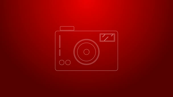 Linea verde icona della fotocamera fotografica isolata su sfondo rosso. Icona della fotocamera fotografica. Animazione grafica 4K Video motion — Video Stock