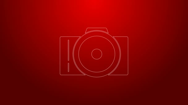 Línea verde Icono de la cámara fotográfica aislado sobre fondo rojo. Icono de cámara fotográfica. Animación gráfica de vídeo 4K — Vídeo de stock