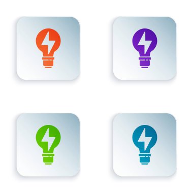 Beyaz arkaplanda izole edilmiş yıldırım sembollü renkli ampul. Lamba ışığı. Fikir sembolü. Kare düğmelere renkli simgeleri yerleştir. Vektör.