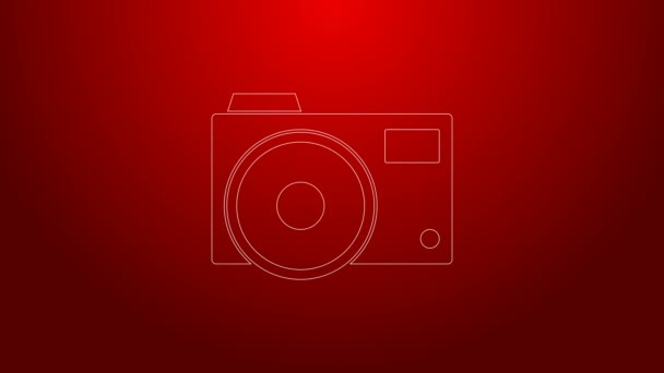 Linea verde icona della fotocamera fotografica isolata su sfondo rosso. Icona della fotocamera fotografica. Animazione grafica 4K Video motion — Video Stock