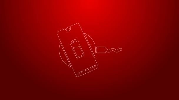 Línea verde Carga de Smartphone en el icono del cargador inalámbrico aislado sobre fondo rojo. Carga de la batería en la almohadilla de carga. Animación gráfica de vídeo 4K — Vídeos de Stock