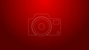Yeşil çizgi fotoğraf makinesi simgesi kırmızı arkaplanda izole edildi. Fotoğraf makinesi simgesi. 4K Video hareketli grafik canlandırması