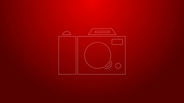 Linea verde icona della fotocamera fotografica isolata su sfondo rosso. Icona della fotocamera fotografica. Animazione grafica 4K Video motion — Video Stock