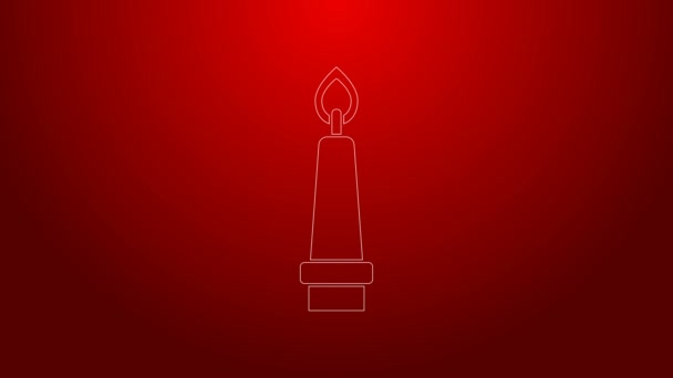 Línea verde Vela ardiente en el icono del candelero aislado sobre fondo rojo. Vela encendida a la antigua. Vara cilíndrica con llama ardiente. Animación gráfica de vídeo 4K — Vídeos de Stock