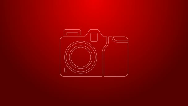 Línea verde Icono de la cámara fotográfica aislado sobre fondo rojo. Icono de cámara fotográfica. Animación gráfica de vídeo 4K — Vídeo de stock