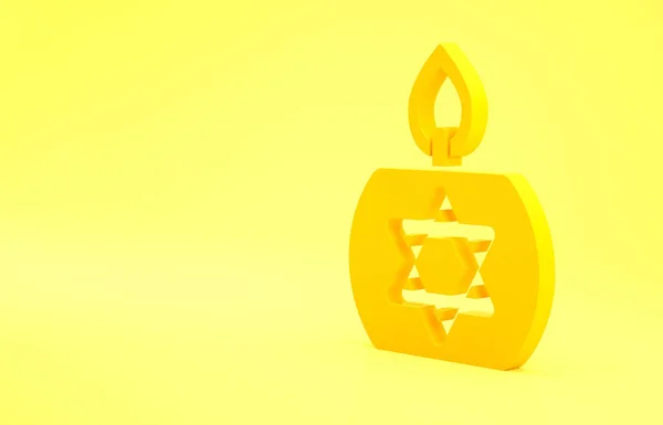 在烛台上燃着黄色的蜡烛 烛台上挂着黄绿色背景的大卫图标 圆柱形蜡烛与燃烧的火焰粘在一起 最低纲领的概念 3D渲染3D插图 — 图库照片