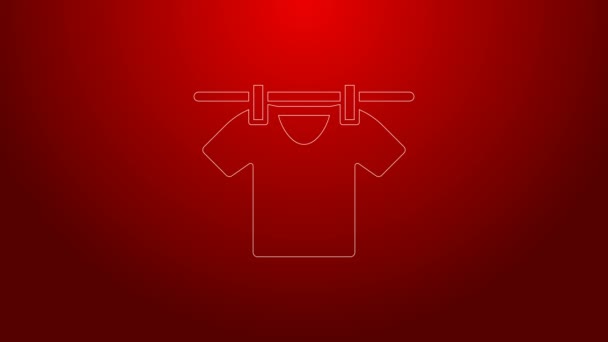 Línea verde Icono de ropa de secado aislado sobre fondo rojo. Camisa limpia. Lave la ropa en una cuerda con pinzas de ropa. Cuidado y limpieza de la ropa. Animación gráfica de vídeo 4K — Vídeo de stock