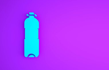 Mor arka planda izole edilmiş mavi bir su ikonu şişesi. Soda su içme tabelası. Minimalizm kavramı. 3d illüstrasyon 3B canlandırma.