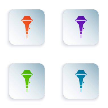 Beyaz arkaplanda izole edilmiş renkli mikrofon simgesi. Radyodaki mikrofondan. Sözcü işareti. Kare düğmelere renkli simgeleri yerleştir. Vektör.