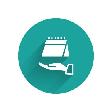 Beyaz Takvim simgesi uzun gölgede izole edildi. Olay hatırlatma sembolü. Yeşil daire düğmesi. Vektör.