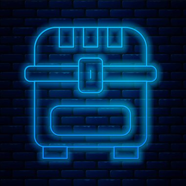 Parlayan neon hattı. Duvarın arka planında izole edilmiş antik hazine sandığı simgesi. Altın sikkeli klasik tahta sandık. Vektör.