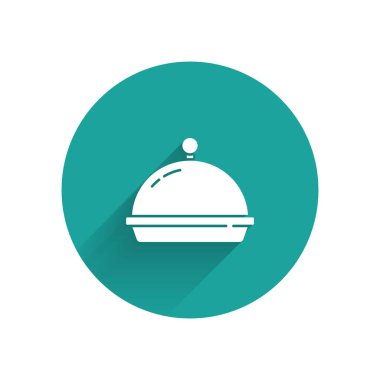 Uzun gölgeli bir tepsi yemek ikonu ile kaplanmış. Tepsi ve kapak. Kapaklı bir restoran saati. Mutfak eşyaları sembolü. Yeşil daire düğmesi. Vektör.