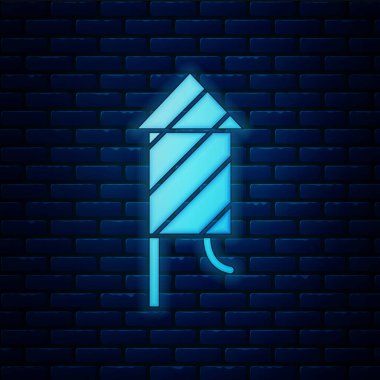 Parlayan neon ışıklı roket ikonu tuğla duvar arkasında izole edildi. Eğlence partisi anlayışı. Patlayıcı havai fişek sembolü. Vektör.