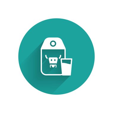 Süt ve cam ikonu için beyaz kağıt paketi uzun gölgeli. Süt paketi işareti. Yeşil daire düğmesi. Vektör.