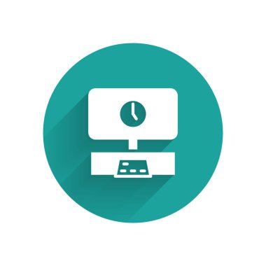 Beyaz Akıllı TV zaman simgesi uzun gölgeli izole edildi. Televizyon tabelası. Yeşil daire düğmesi. Vektör.