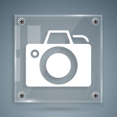 Gri arkaplanda beyaz fotoğraf makinesi simgesi izole edildi. Fotoğraf makinesi simgesi. Kare cam paneller. Vektör.