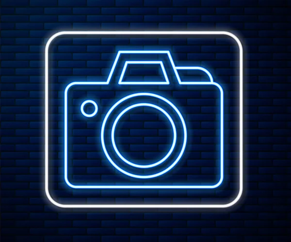 发光的霓虹灯线照相相机图标隔离在砖墙的背景 Foto相机图标 — 图库矢量图片