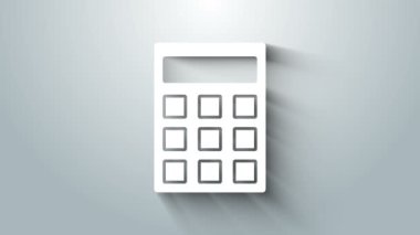 Gri arkaplanda beyaz hesap makinesi simgesi izole edildi. Muhasebe sembolü. İş hesaplamaları matematik eğitimi ve finans. 4K Video hareketli grafik canlandırması