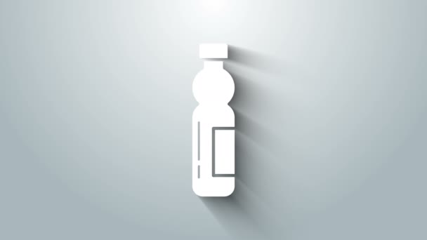 Белая бутылка водяной иконки выделена на сером фоне. Знак напитка с содовой. Видеографическая анимация 4K — стоковое видео