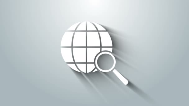 Lupa branca com ícone de globo isolado em fundo cinza. Analisando o mundo. Sinal de busca global. Animação gráfica em movimento de vídeo 4K — Vídeo de Stock
