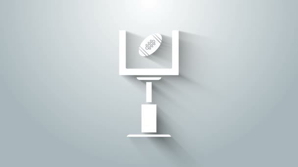 Белый американский футбольный пост и икона футбольного мяча изолированы на сером фоне. Видеографическая анимация 4K — стоковое видео