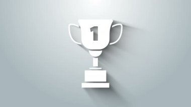 Beyaz Ödüllü kupa simgesi gri arkaplanda izole edilmiş. Galibiyet ödülü sembolü. Şampiyonluk ya da yarışma kupası. Spor başarısı işareti. 4K Video hareketli grafik canlandırması