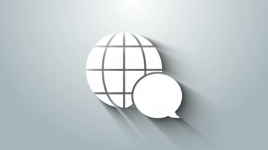 Beyaz Dünya haritası gri arkaplanda izole edilmiş konuşma baloncuğu simgesinden yapıldı. Dünya 'daki küresel iletişim şeması. 4K Video hareketli grafik canlandırması