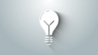 Gri arkaplanda fikir ikonu kavramına sahip beyaz ampul. Enerji ve fikir sembolü. İlham konsepti. 4K Video hareketli grafik canlandırması
