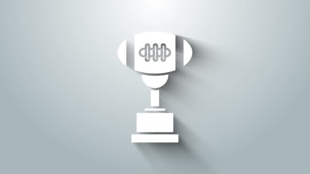 Белый кубок и значок американского футбольного мяча на сером фоне. Символ трофея победителя. Чемпионский или конкурсный приз. Видеографическая анимация 4K — стоковое видео