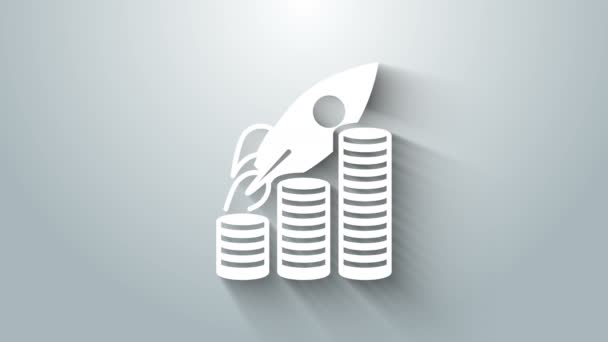 Белая ракета, летящая на иконке графика роста монет, выделена на сером фоне. График, показывающий рост продаж. Видеографическая анимация 4K — стоковое видео