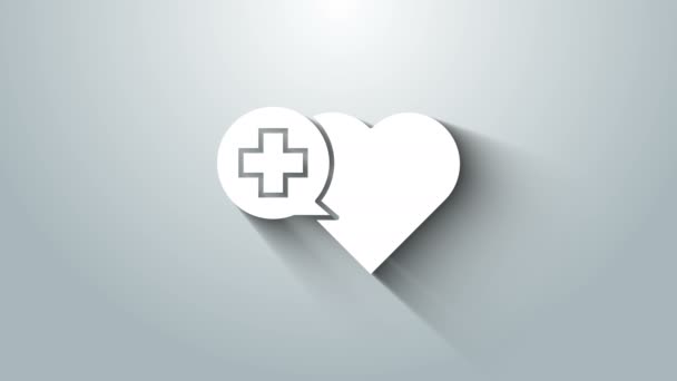 Λευκή καρδιά με μια εικόνα σταυρό απομονώνονται σε γκρι φόντο. Πρώτες βοήθειες. Σήμα υγείας, ιατρικής και φαρμακευτικής. 4K Γραφική κίνηση κίνησης βίντεο — Αρχείο Βίντεο